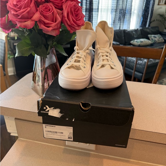 NIB Women’s Converse Chuck Taylor size 8 White platform Sneakers - Picture 5 of 9